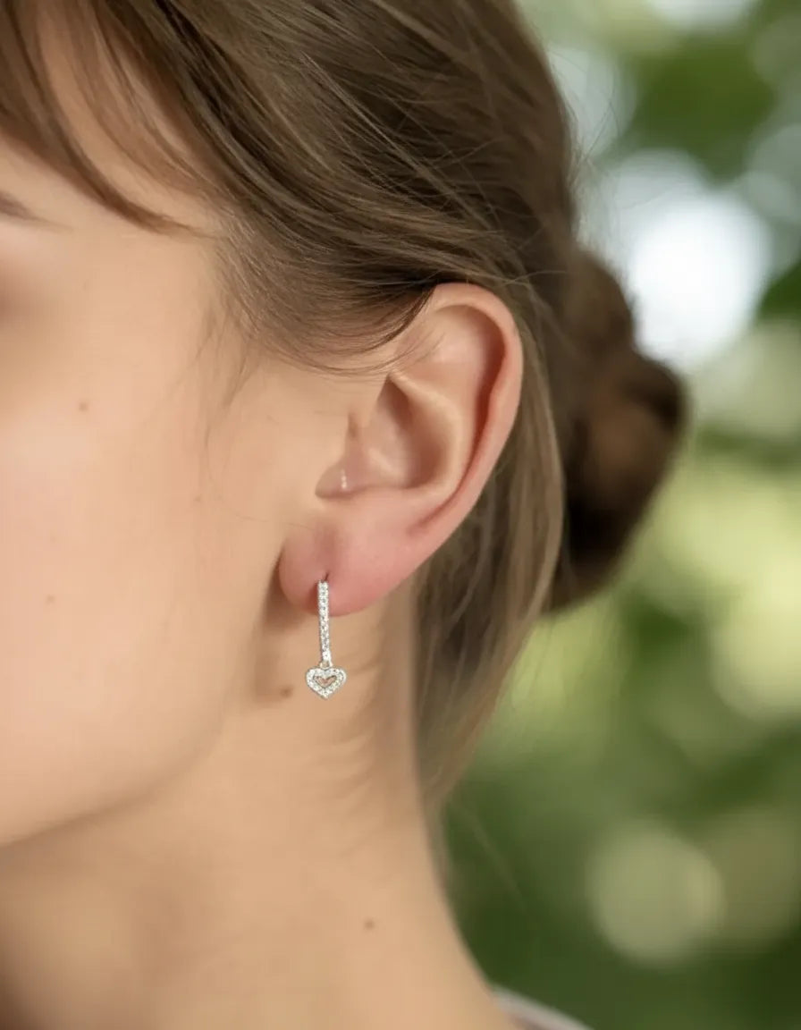 Aretes de Aro Huggie con Corazón Colgante y Circonitas