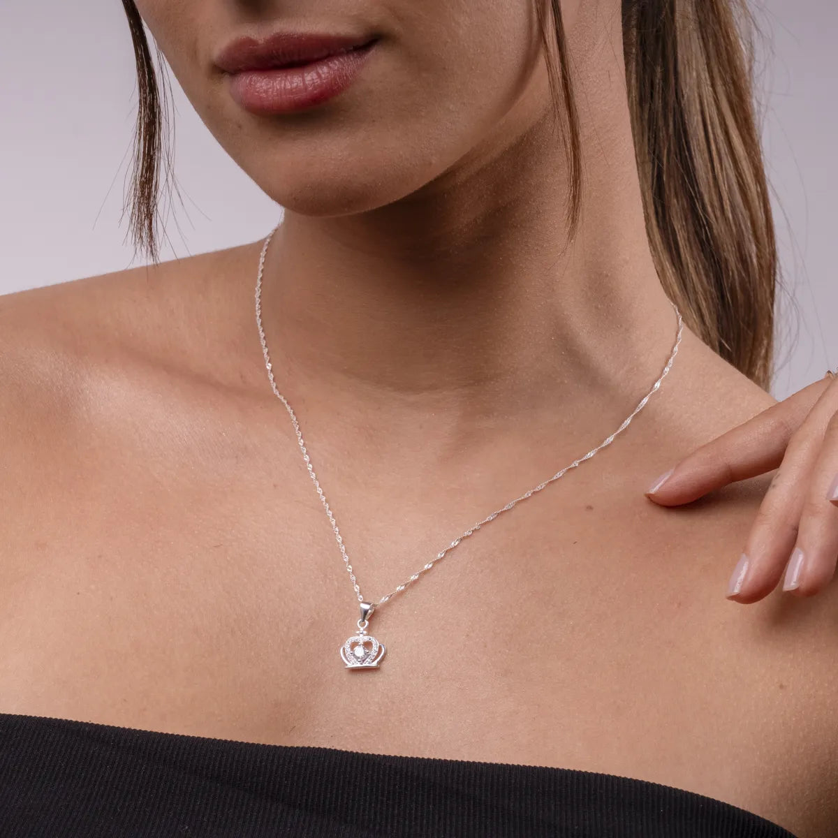 Collar con Dije de Corona y Circonita Central