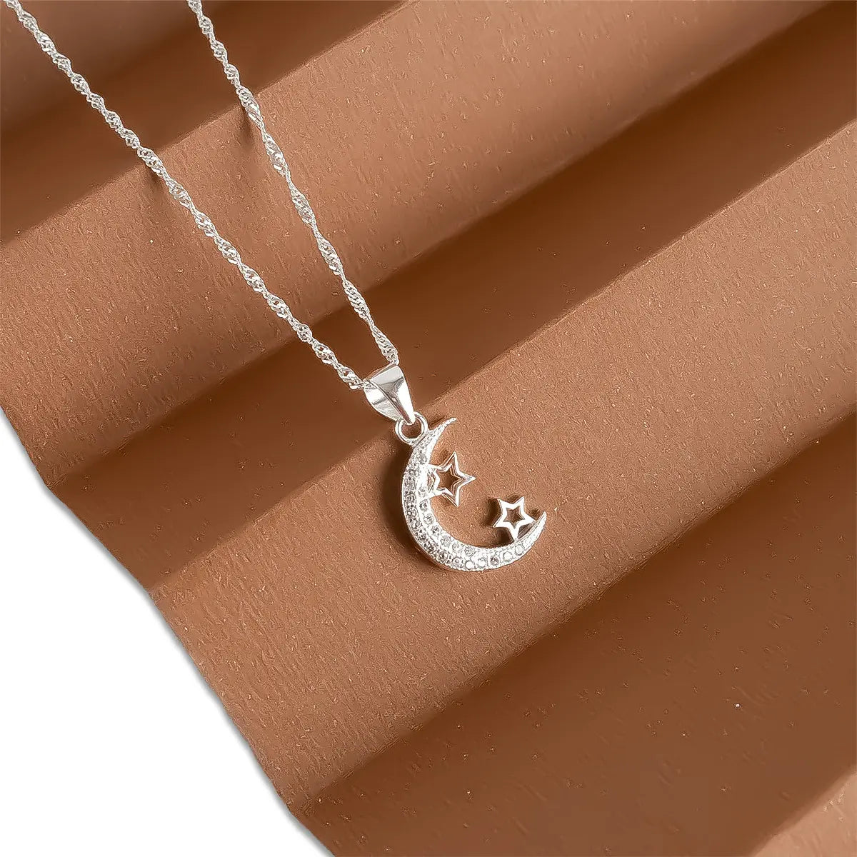 Collar Femenino con Dije de Luna y Estrellas con Circonitas